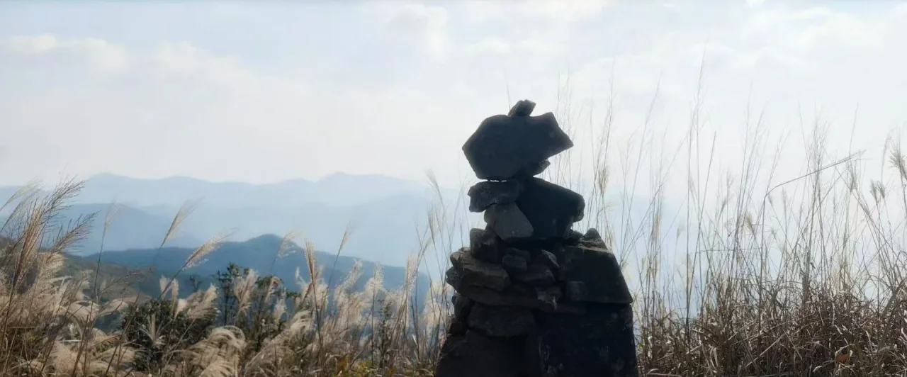 山顶石堆