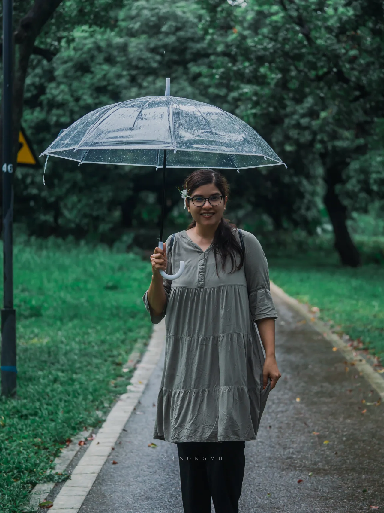 雨中撑伞